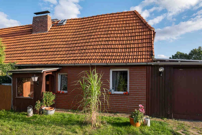 Backsteinhaus mit rotem Ziegeldach und Garten in Ganzlin