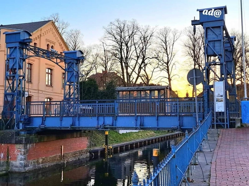 Blaue Hubbrücke über dem Wasser in Plau am See