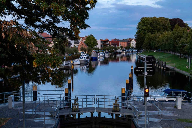 Wasserstraße mit Booten und Häusern in Plau am See